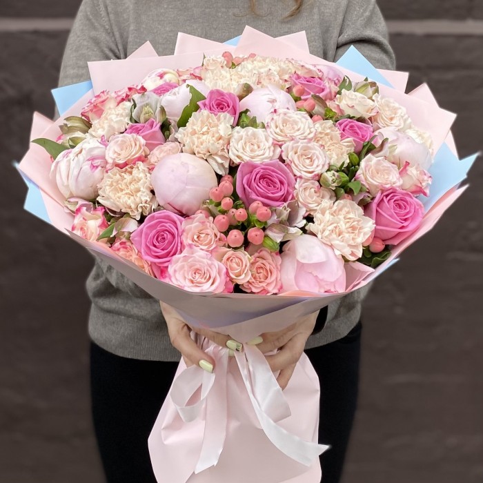 Букет с пионами и розами Первая любовь