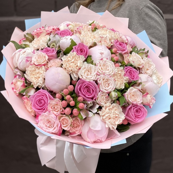 Букет с пионами и розами Первая любовь