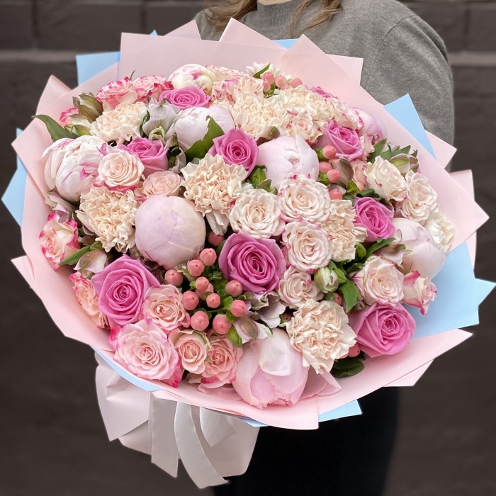 Букет с пионами и розами Первая любовь
