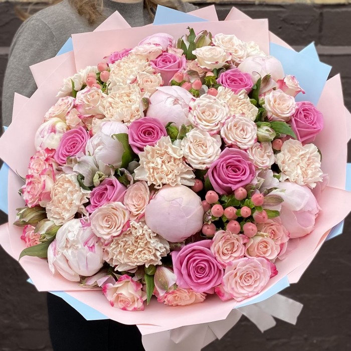 Букет с пионами и розами Первая любовь