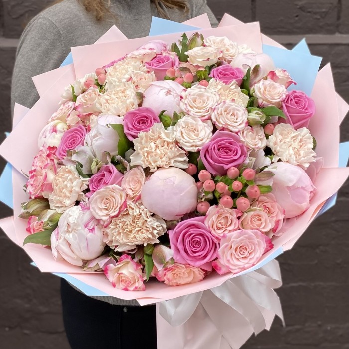 Букет с пионами и розами Первая любовь