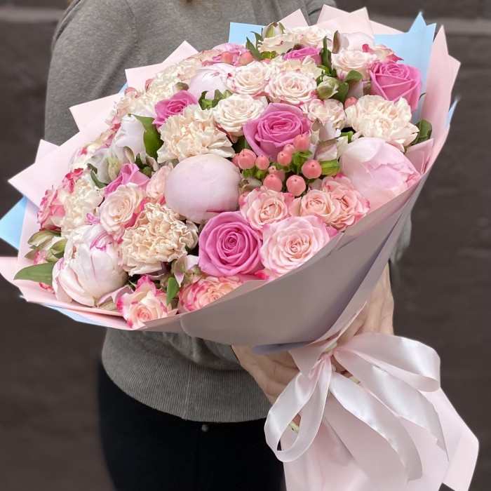Букет с пионами и розами Первая любовь