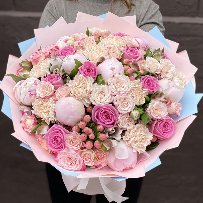 Букет с пионами и розами Первая любовь