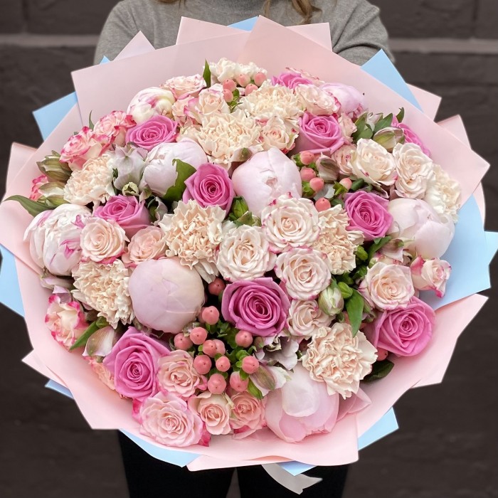 Букет с пионами и розами Первая любовь