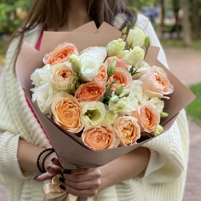 Букет пионовидных роз Гравити с эустомой