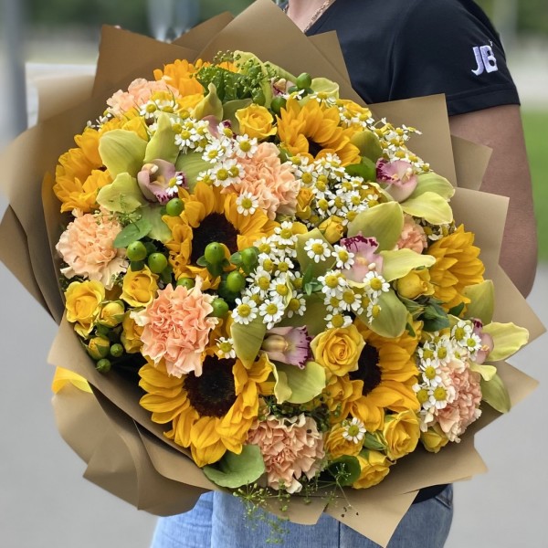 Букет Поцелуй солнца с подсолнухами и орхидеей