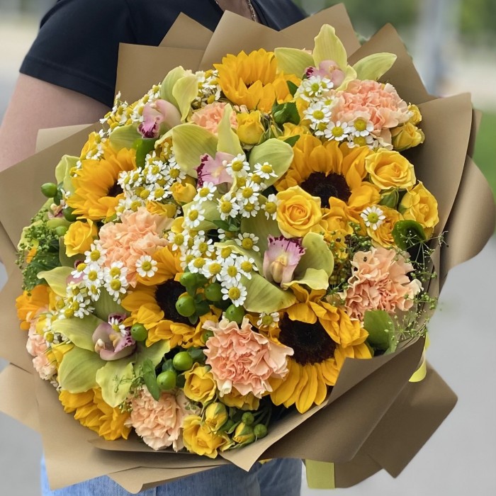 Букет Поцелуй солнца с подсолнухами и орхидеей