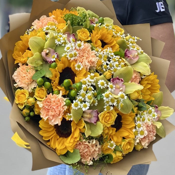 Букет Поцелуй солнца с подсолнухами и орхидеей