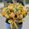 Букет Поцелуй солнца с подсолнухами и орхидеей