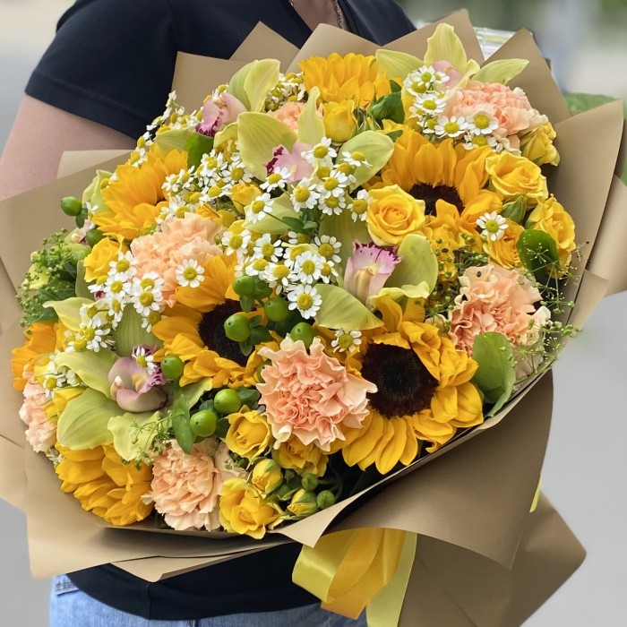 Букет Поцелуй солнца с подсолнухами и орхидеей