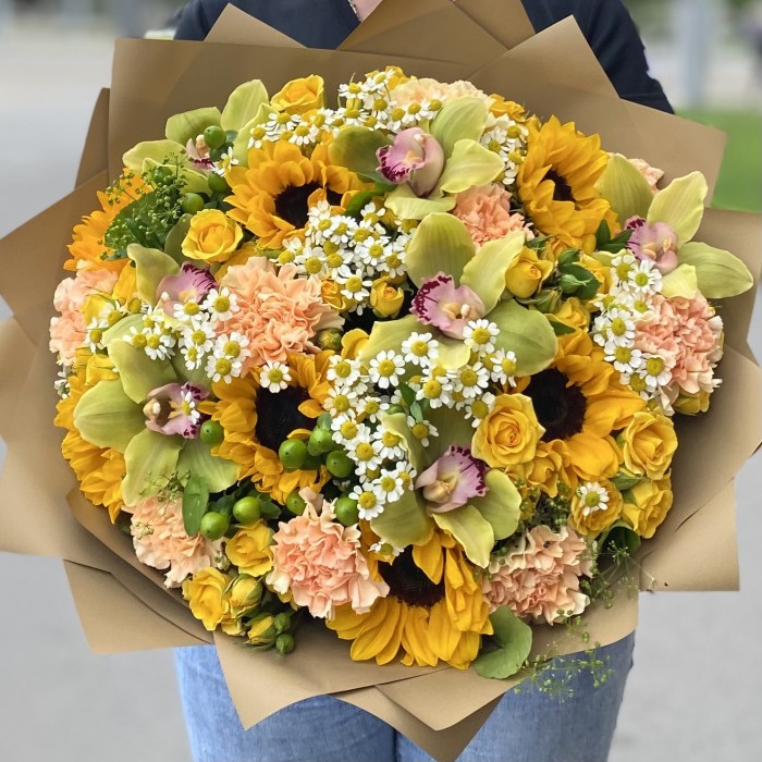 Букет Поцелуй солнца с подсолнухами и орхидеей