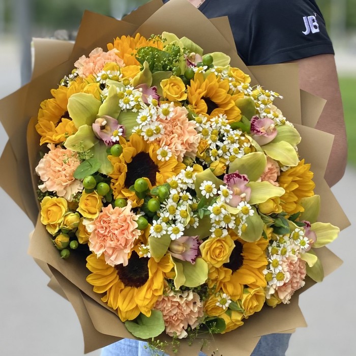 Букет Поцелуй солнца с подсолнухами и орхидеей