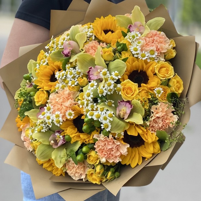 Букет Поцелуй солнца с подсолнухами и орхидеей