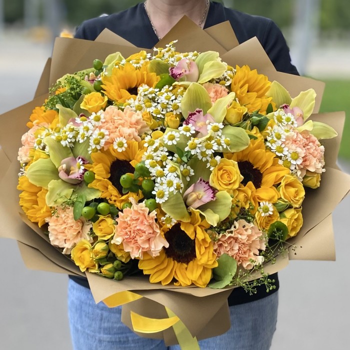 Букет Поцелуй солнца с подсолнухами и орхидеей