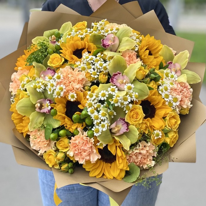 Букет Поцелуй солнца с подсолнухами и орхидеей