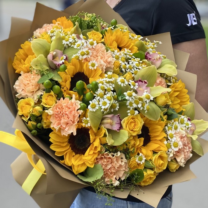 Букет Поцелуй солнца с подсолнухами и орхидеей