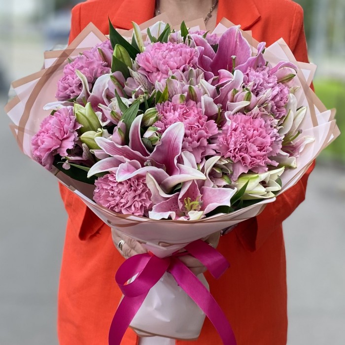 Букет с лилией и гвоздиками Розовый рассвет