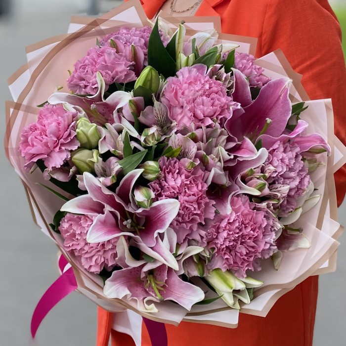 Букет с лилией и гвоздиками Розовый рассвет