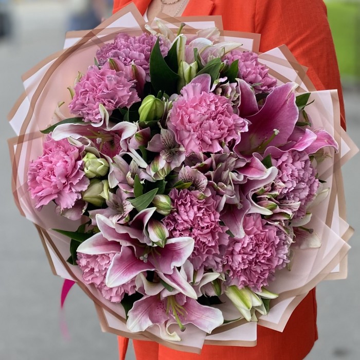 Букет с лилией и гвоздиками Розовый рассвет