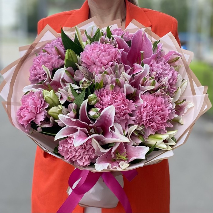 Букет с лилией и гвоздиками Розовый рассвет