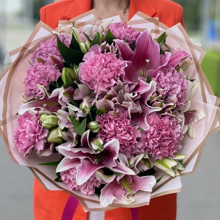 Букет с лилией и гвоздиками Розовый рассвет