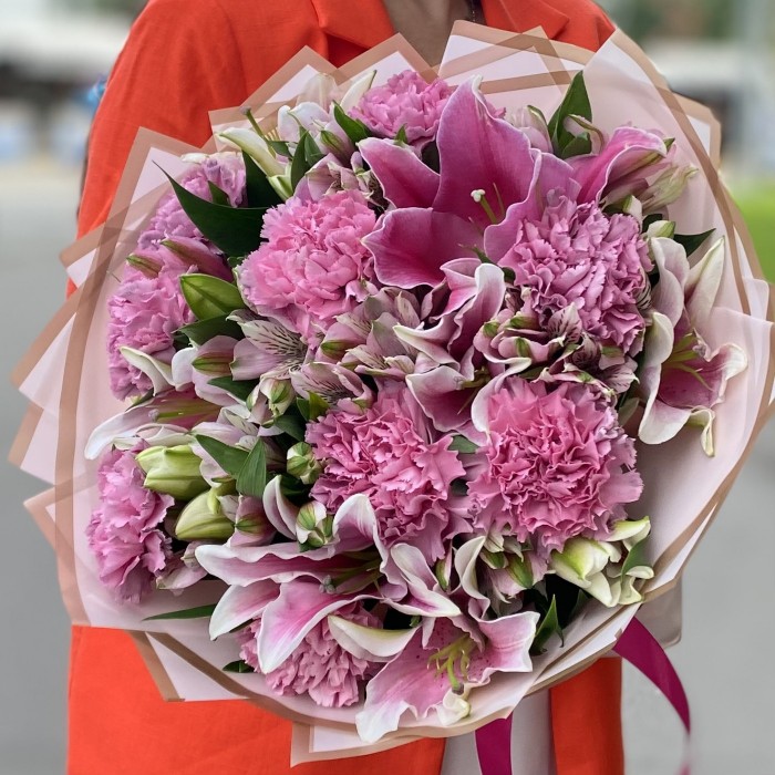 Букет с лилией и гвоздиками Розовый рассвет