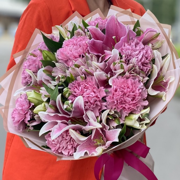 Букет с лилией и гвоздиками Розовый рассвет