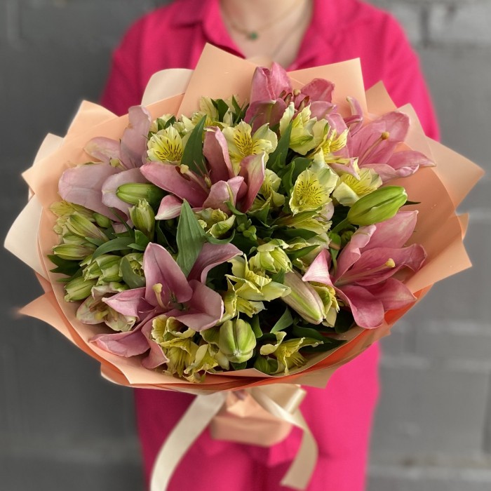 Букет с лилией и альстромерией Новое впечатление