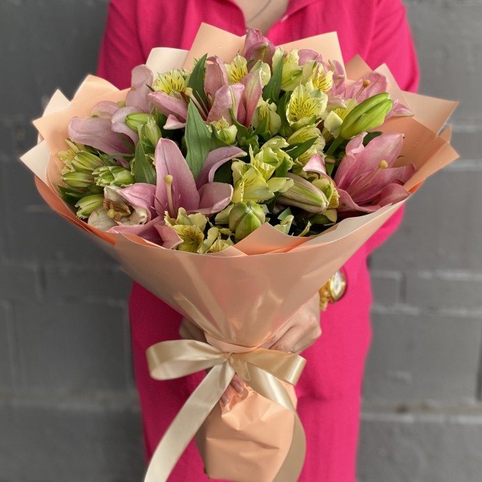 Букет с лилией и альстромерией Новое впечатление