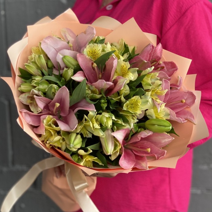 Букет с лилией и альстромерией Новое впечатление