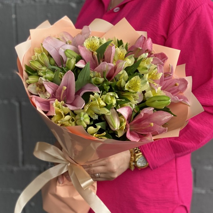 Букет с лилией и альстромерией Новое впечатление