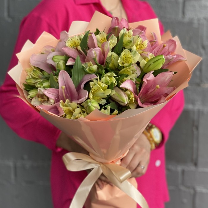 Букет с лилией и альстромерией Новое впечатление