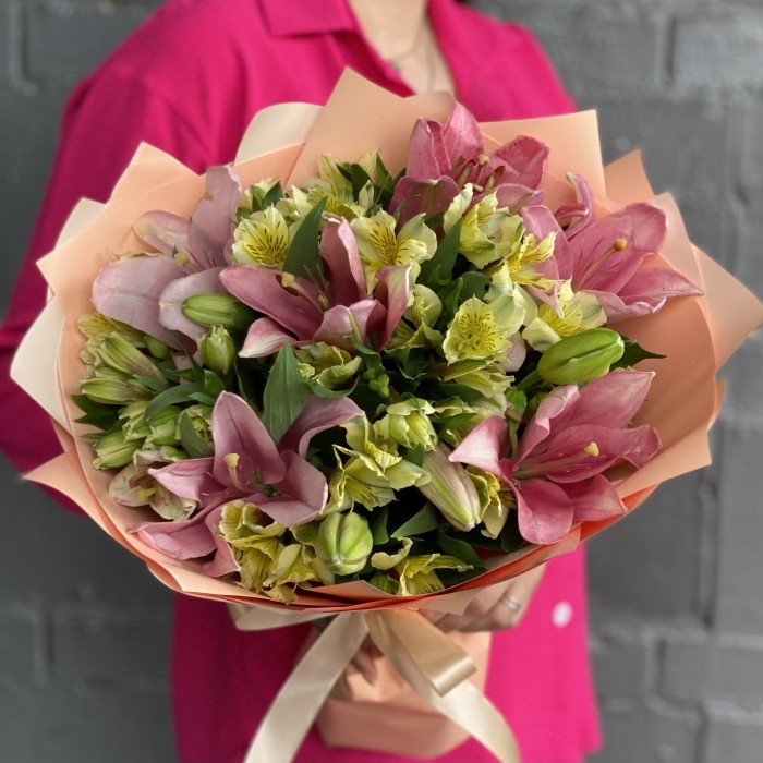Букет с лилией и альстромерией Новое впечатление