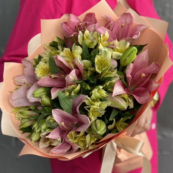 Букет с лилией и альстромерией Новое впечатление