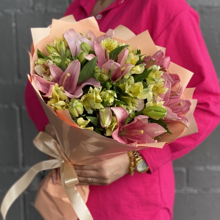 Букет с лилией и альстромерией Новое впечатление