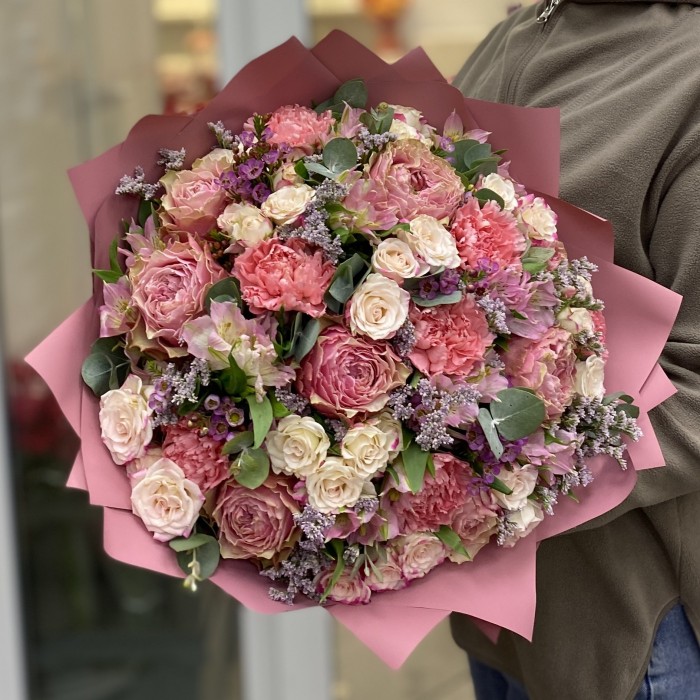 Розовый букет с пионовидной розой Белиз