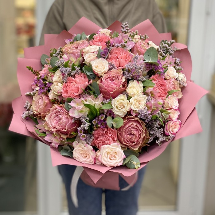 Розовый букет с пионовидной розой Белиз