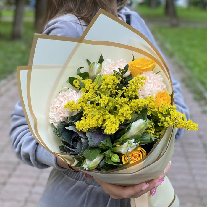 Букет с розами и альстромерией Теплое настроение