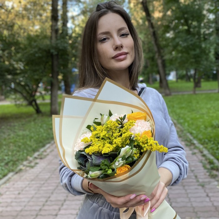 Букет с розами и альстромерией Теплое настроение