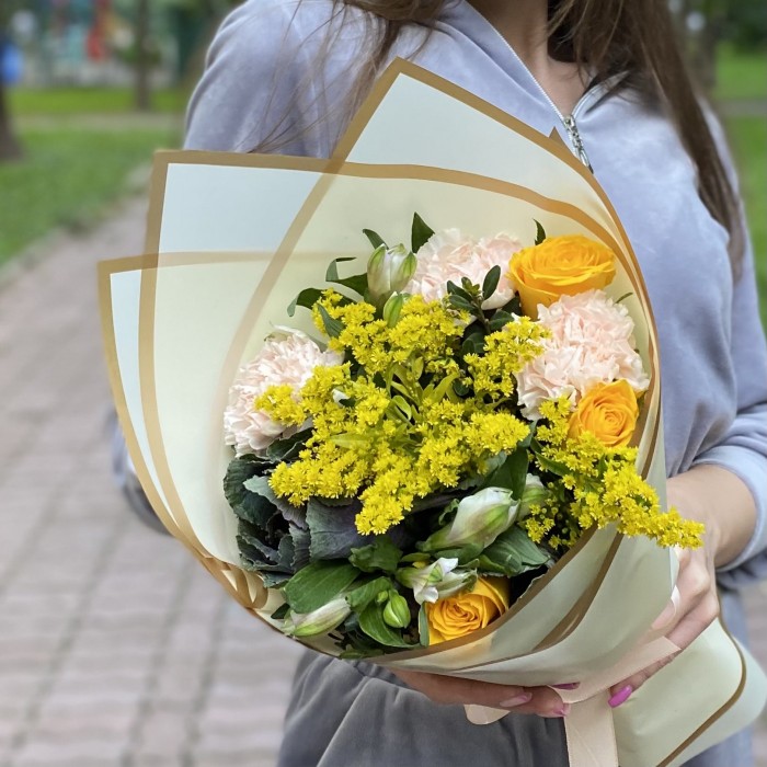 Букет с розами и альстромерией Теплое настроение