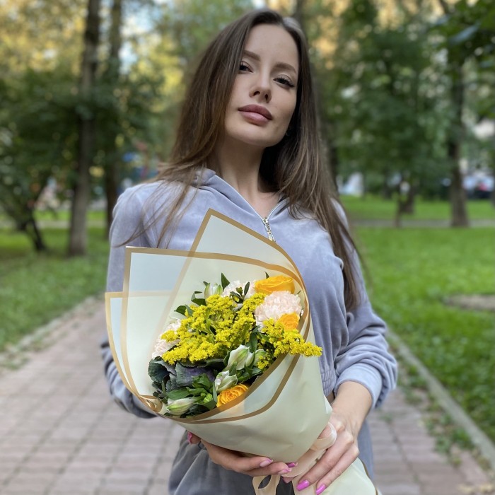 Букет с розами и альстромерией Теплое настроение