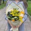 Букет с розами и альстромерией Теплое настроение