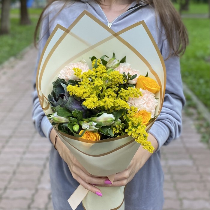 Букет с розами и альстромерией Теплое настроение