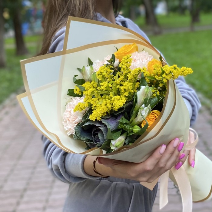 Букет с розами и альстромерией Теплое настроение