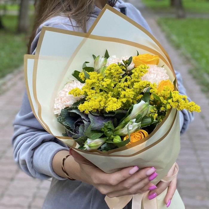 Букет с розами и альстромерией Теплое настроение