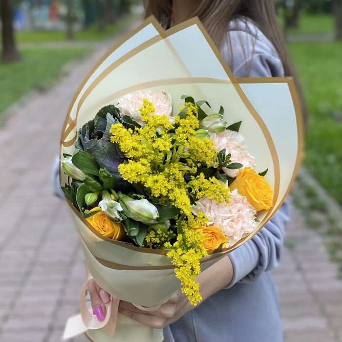 Букет с розами и альстромерией Теплое настроение