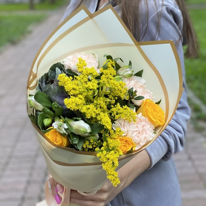 Букет с розами и альстромерией Теплое настроение