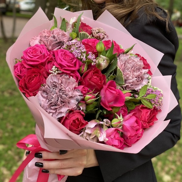 Букет с розами и гвоздиками Заветная мечта