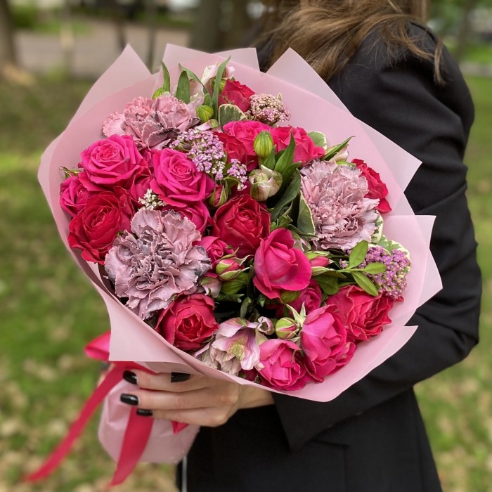 Букет с розами и гвоздиками Заветная мечта