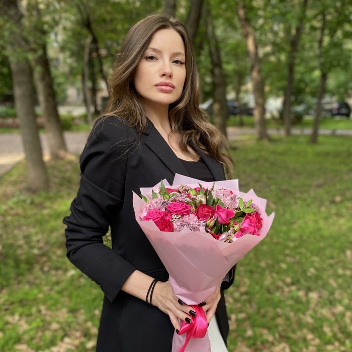 Букет с розами и гвоздиками Заветная мечта